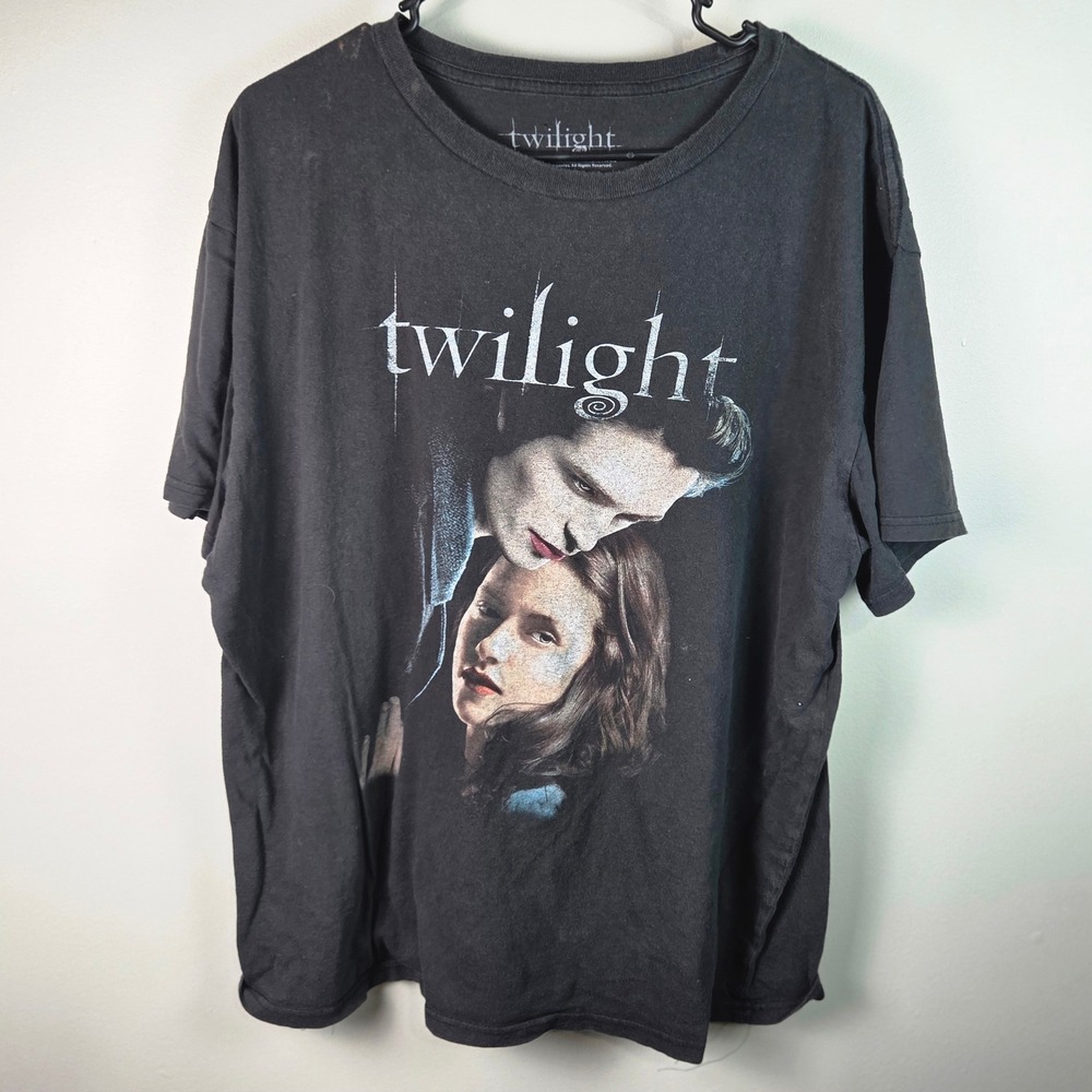 Twilight Graphic Tee Unisex 2XL Black Fair Bleach Spots Hole Edward Bella Movie